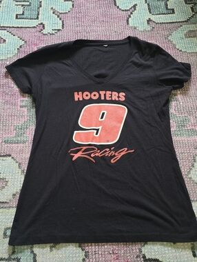 Hooters Black Tee with Red '9' Racing Graphic Sz L